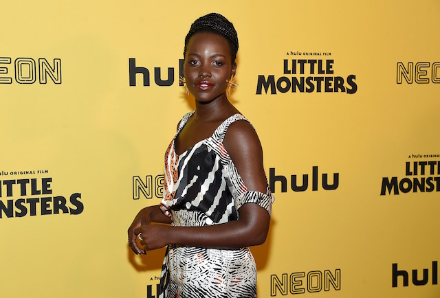 Lupita Nyong'o Tampil OK A La Bintang Disco '80-an Whitney Houston